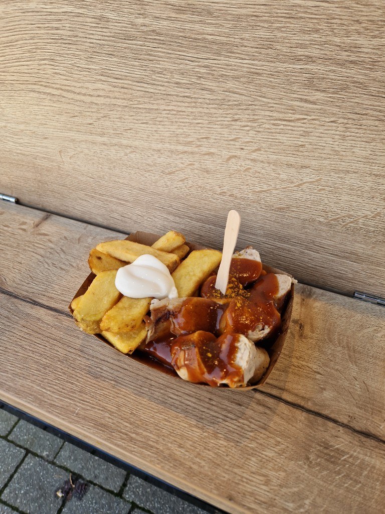 Currywurst mit Fritten — Imbisskult vom Wagen