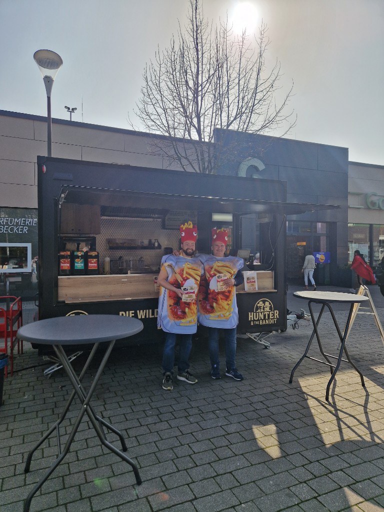 Hunter & The Bandit Team vor dem Foodtruck